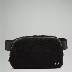 NEW WITH TAGS Lululemon Everywhere Belt Bag black
